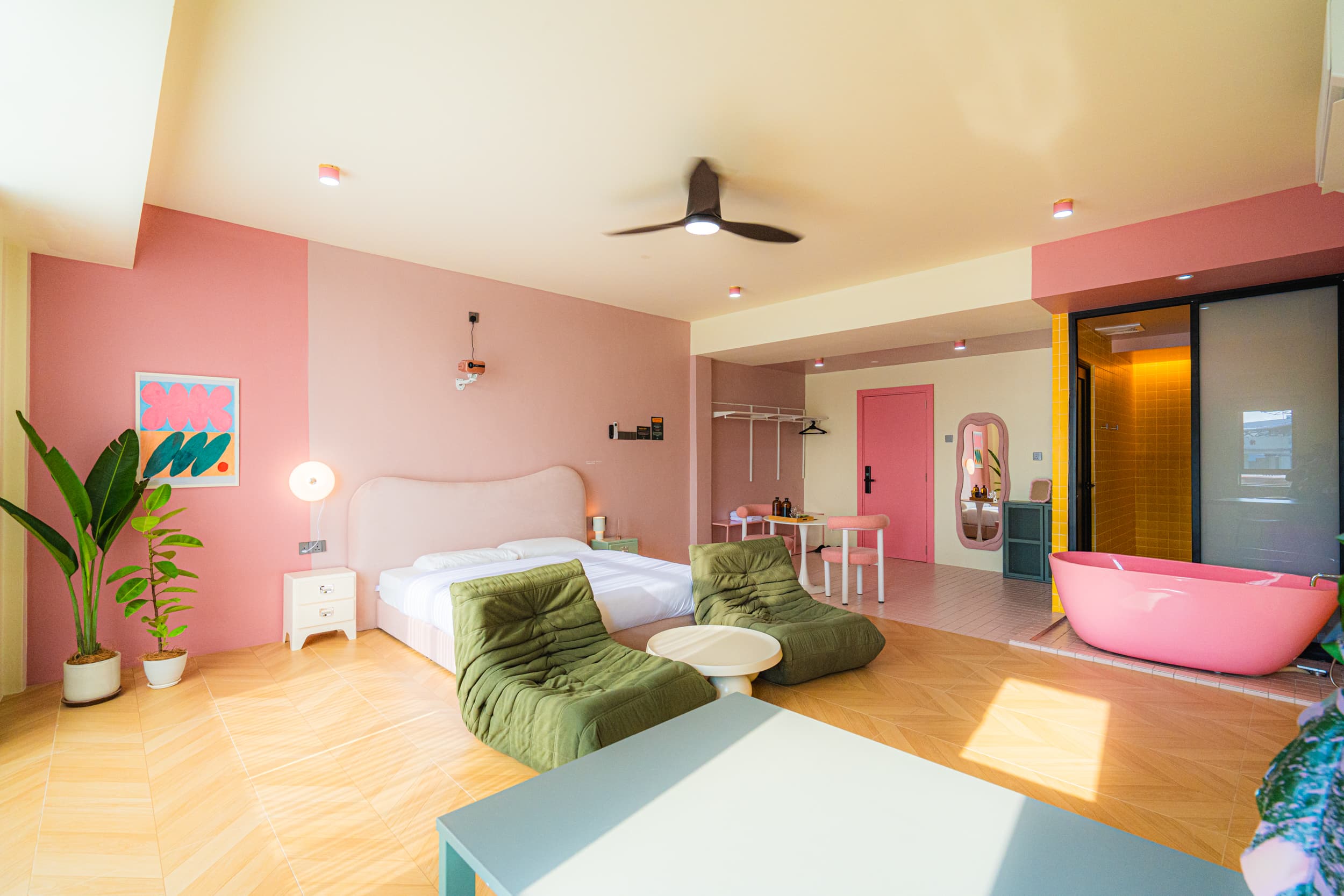 Pink Suite — Romantic Bath Studio