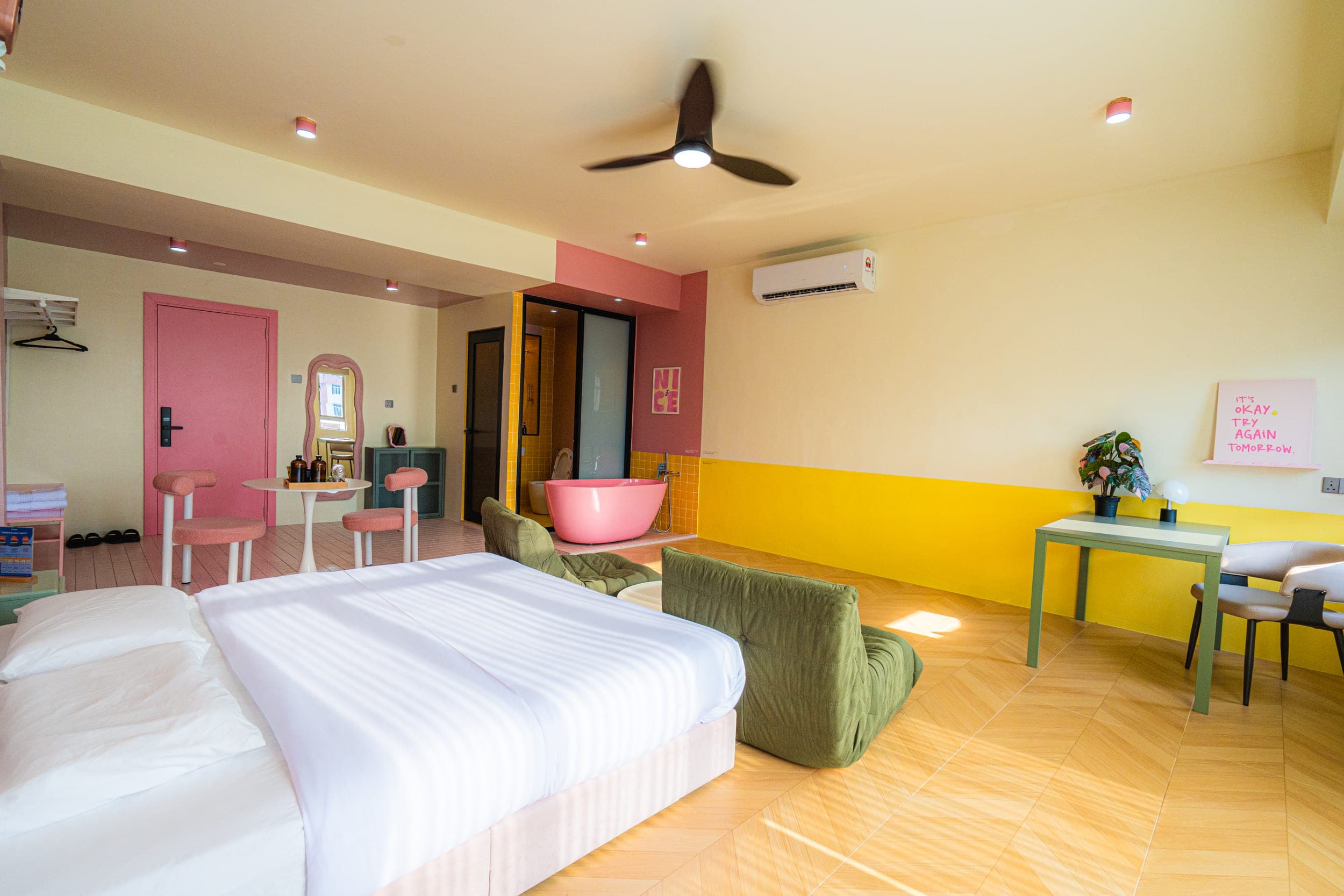 Pink Suite — Photo 2