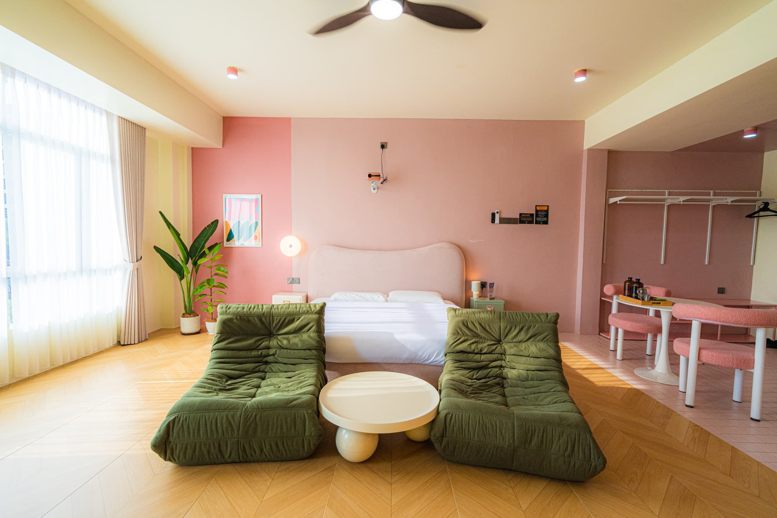 Pink Suite — Photo 6