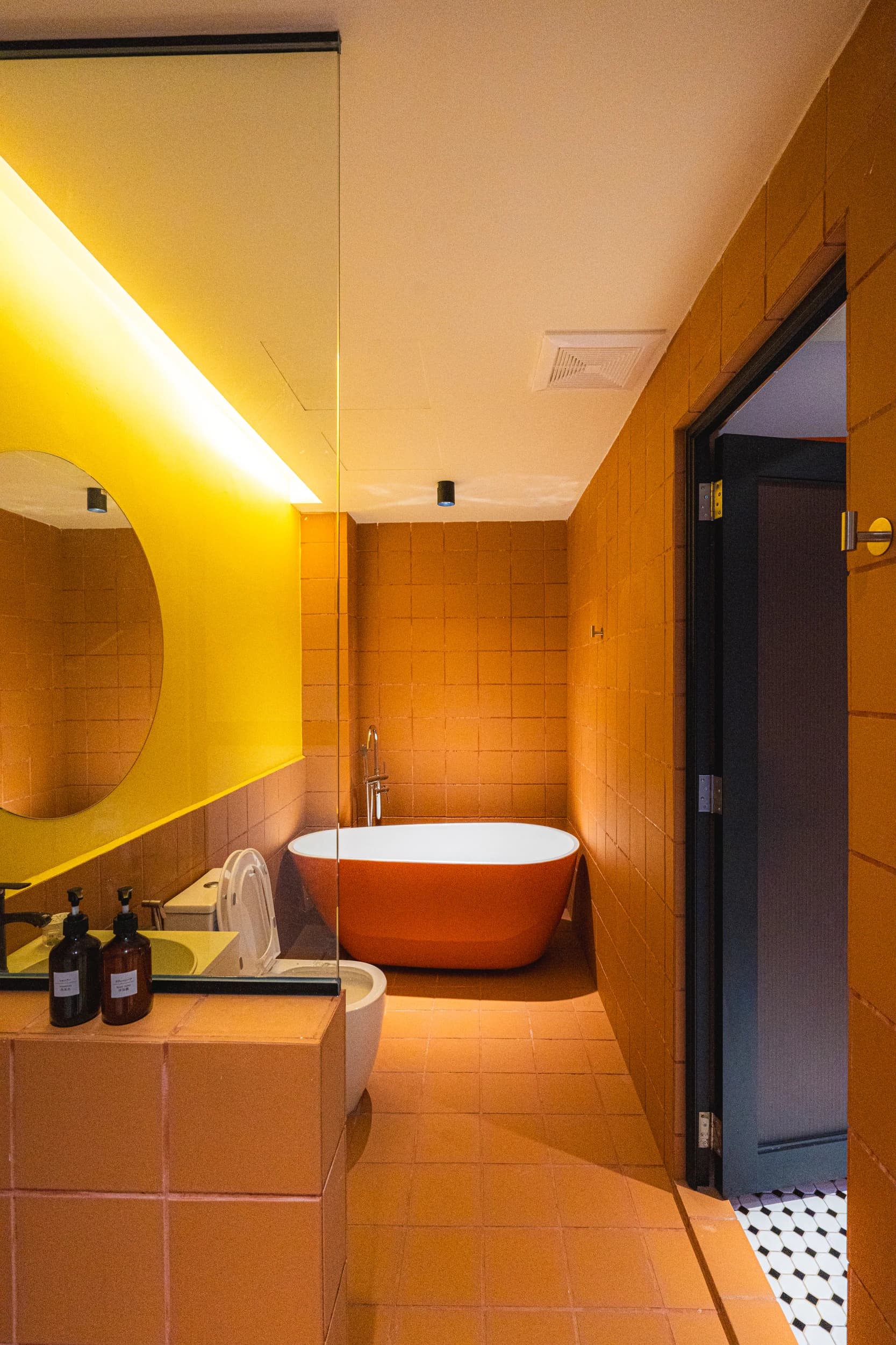 Orange Suite — Photo 14
